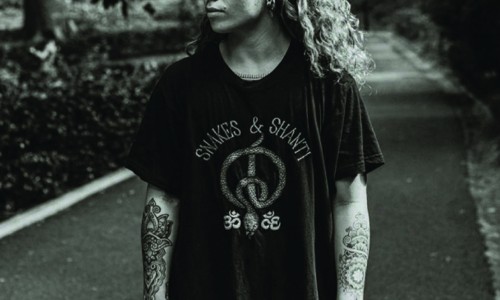 Tash Sultana a Milano: concerto riprogrammato al 2021 - Il lyric/video di Greed 